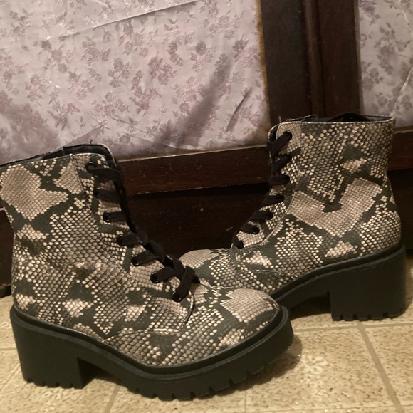 Never worn outside faux snake skin boots size 8 1/2 - Picture 4 of 6